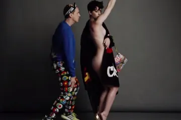 Katy Perry ispod kaputa ne nosi apsolutno ništa
