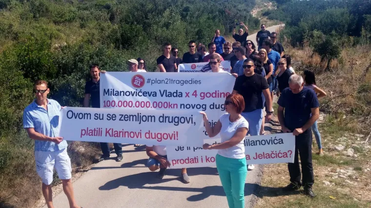 Mladež HDZ-a iz Tisna razvila transparente i podsjetili Milanovića na sve 'uspjehe' Vlade