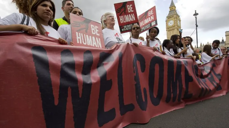 Deseci tisuća prosvjednika na skupovima potpore izbjeglicama
