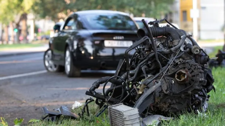 STRAHOVIT UDAR: TT-ejcem se zaletio u stablo, od siline udara izletio motor