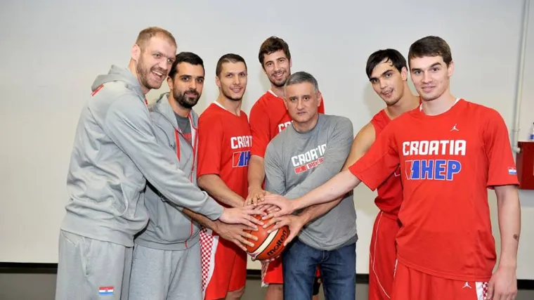 SDP na Twitteru izrugao Karamarka: 'Za Hrvatsku u kojoj fotografije ostaju na Facebooku i kad reprezentacije gube'