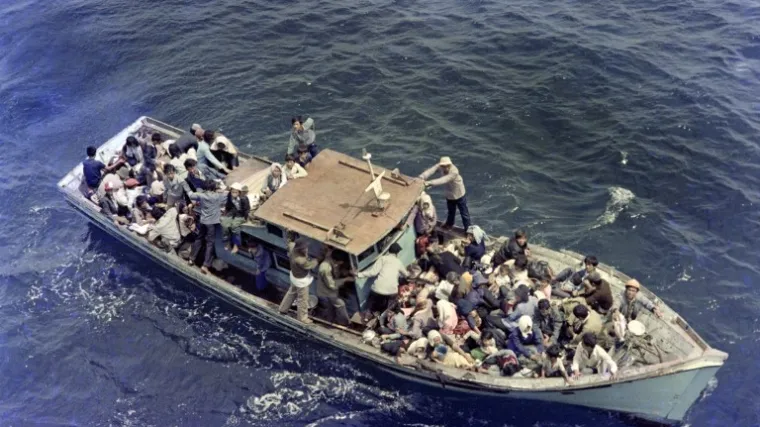 Potonula drvena barka s izbjeglicama, poginulo 28 osoba