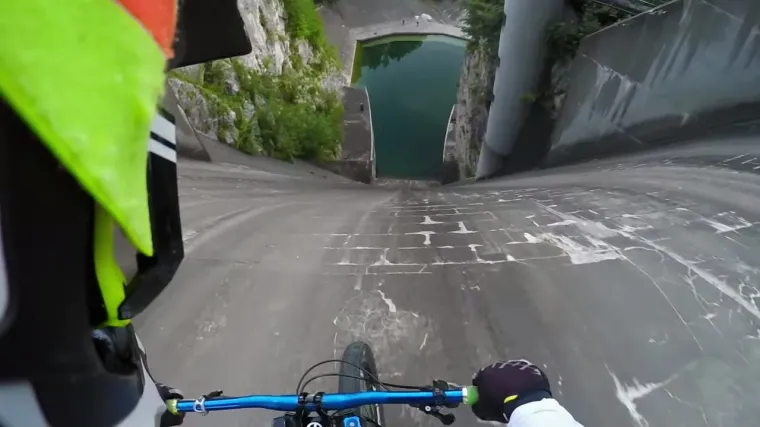 Ovaj Slovenac se mountain bikeom spustio niz branu