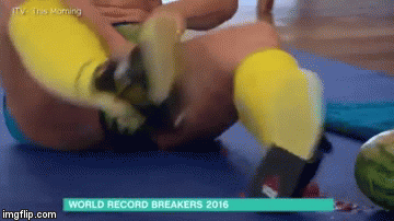 Gnječi lubenice svojim bedrima, a ljudi ne mogu vjerovati svojim očima