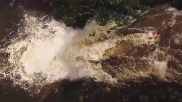 Skok s mirnog slapa skoro ga ko&scaron;tao glave, kamera ulovila trenutak strave!