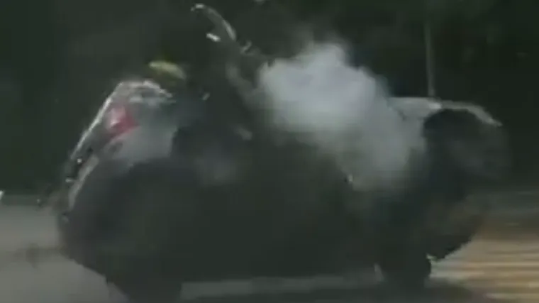 Jureći motocikl gotovo prevrnuo auto u koji je udario