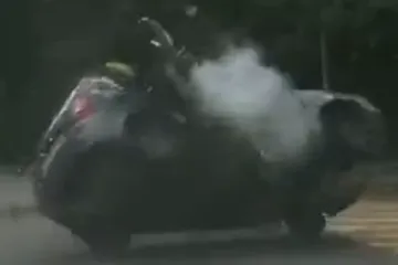 Jureći motocikl gotovo prevrnuo auto u koji je udario