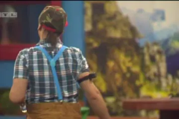 Mika po elektrošokovima pjeva svojoj mladenki i servira joj večeru