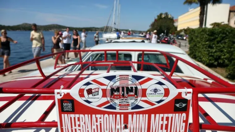 Simpatični Mini Morrisi protutnjali Šibenikom