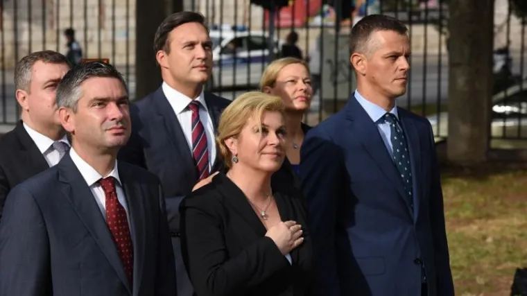 Predsjednica preselila Ured u Pulu, dočekao ju Živi zid s natpisima: 'Nećemo fotke, hoćemo kruha'