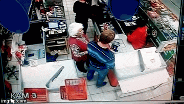 Nokautirao bakicu na blagajni iz čistog mira, sigurnosne kamere sve snimile