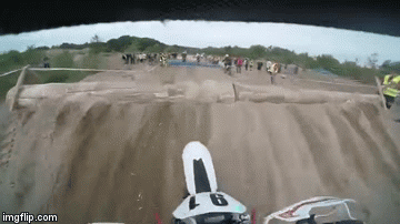 Stršljeni izboli desetke motociklista na utrci u Lici, neke gotovo na smrt