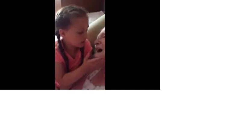 Djevojčica pjevu&scaron;ila svojoj dementnoj baki i izmamila joj osmijeh