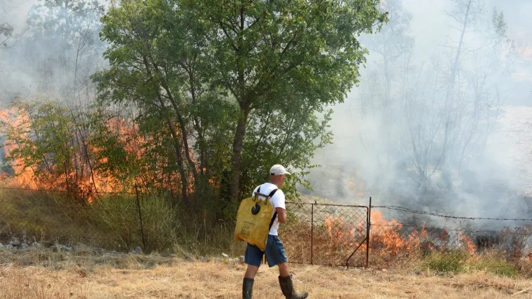 Kod &Scaron;ibenika buknuo veliki požar: na terenu 50-ak vatrogasaca, isključena dva dalekovoda