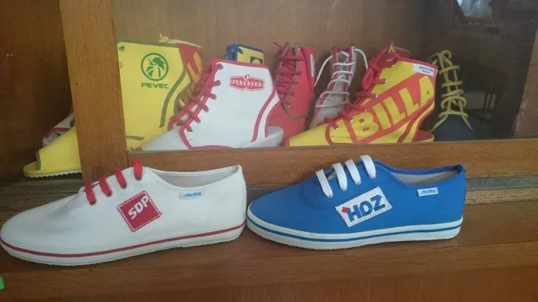 U izlogu vukovarske tvrtke Borovo osvanule tenisice u bojama i s obilježjima HDZ-a i SDP-a