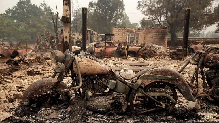 Požar u Kaliforniji odnio jedan život, spalio 400 kuća i tisuće hektara