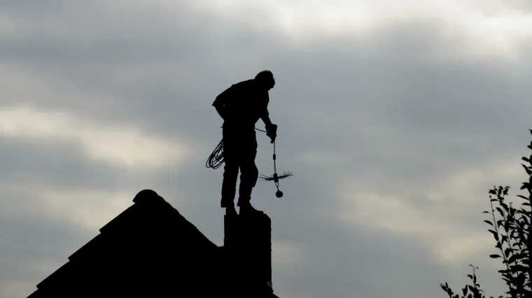 Uzbuna u Če&scaron;koj: dimnjačara s četkom oko ramena zamijenili za naoružanog izbjeglicu!