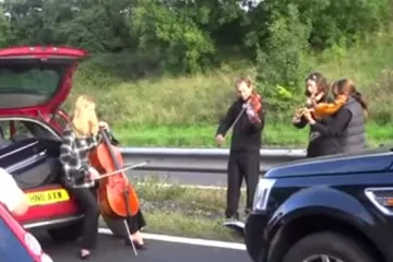 Usred prometnog kolapsa gudački kvartet zasvirao Pechelbelov Kanon