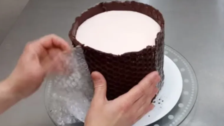 Nevjerojatno &scaron;to je učinila s pucketavom folijom