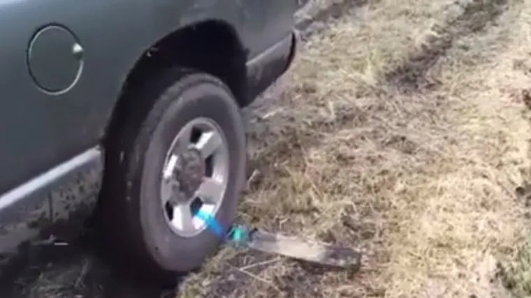 Jednostavan način kako izvući auto iz blata