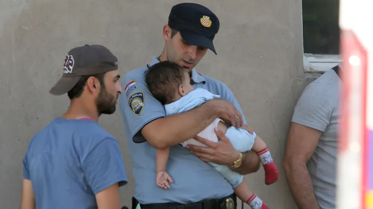 Hrvatski policajac malenom izbjeglici pružio ono što mu je najpotrebnije - siguran zagrljaj!