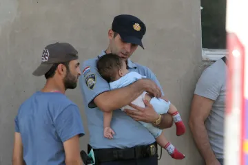 Hrvatski policajac malenom izbjeglici pružio ono što mu je najpotrebnije - siguran zagrljaj!