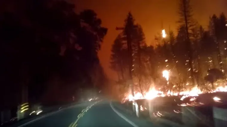 Pogledajte jezivu snimku vatre koja guta kuće, vozila, šumu...