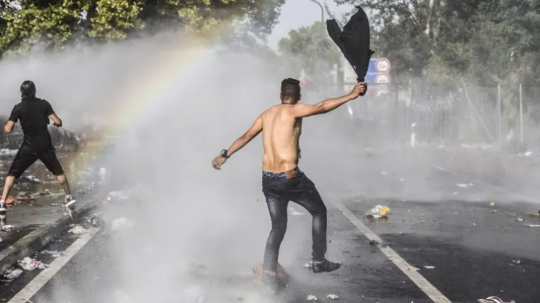 Izbjeglice poku&scaron;ale probiti ogradu, Mađari odgovorili vodenim topovima i suzavcem