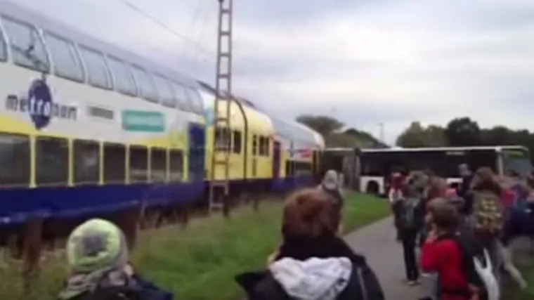 Autobus s učenicima zapeo na pruzi, za dlaku izbjegli smrt