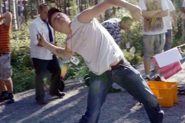 Finci već 15 godina organiziraju prvenstvo u bacanju mobitela