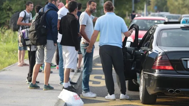 Put iz Dugava prema Europi: neki od izbjeglica taksijima putuju prema Sloveniji