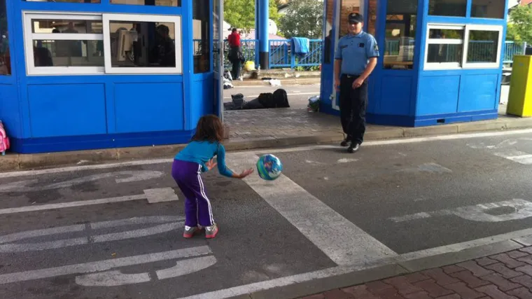 Na na&scaron;oj strani granice: dok čekaju da ih Slovenci puste, izbjegla dječica se igraju s hrvatskim policajcima