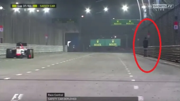 Mu&scaron;karac usred utrke Formule 1 non&scaron;alantno u&scaron;etao na stazu dok su oko njega jurili bolidi