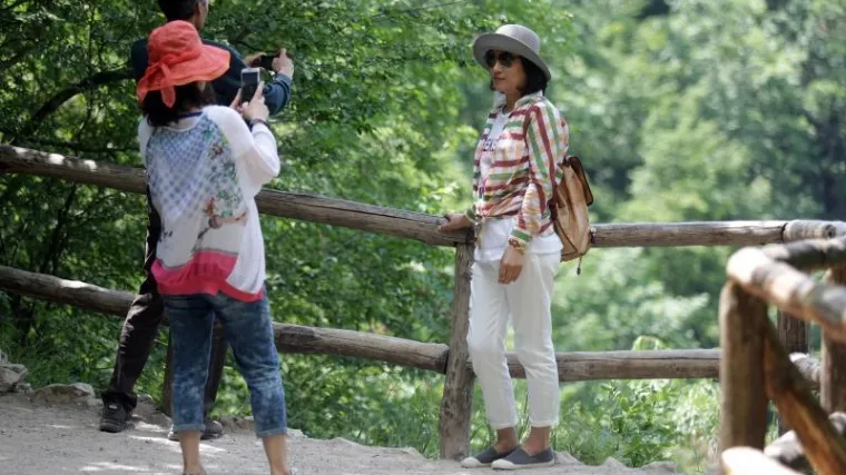 Nesreća na Plitvičkim jezerima: tri strankinje pale s visine od pet metara pa se kotrljale jo&scaron; 30 metara