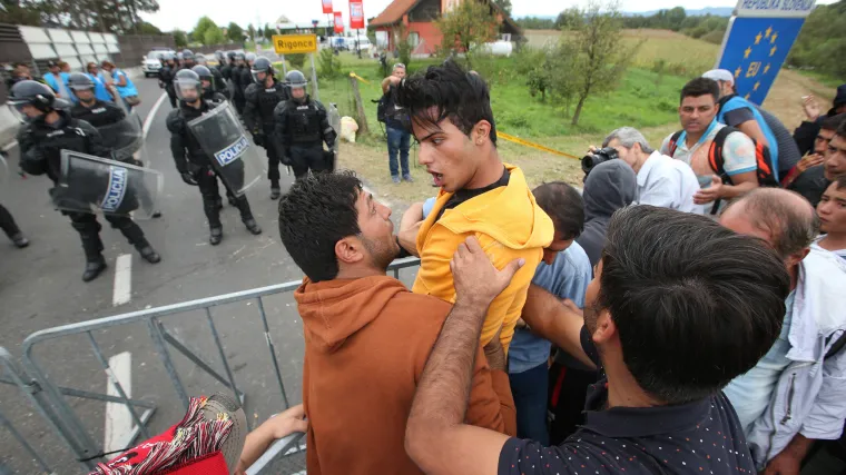 Napeto na Harmici: jedan se čovjek htio baciti s mosta, izbjeglice se umalo međusobno potukle