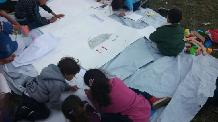 Dirljiva scena: iscrpljena djeca u Tovarniku crtaju kuće jer im nedostaju njihovi domovi