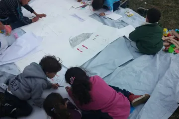 Dirljiva scena: iscrpljena djeca u Tovarniku crtaju kuće jer im nedostaju njihovi domovi