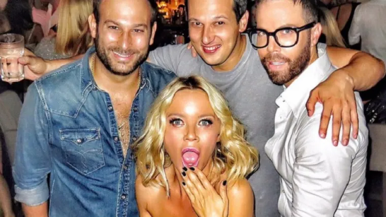 Maja &Scaron;uput puhala rođendanske svjećice - s penisa