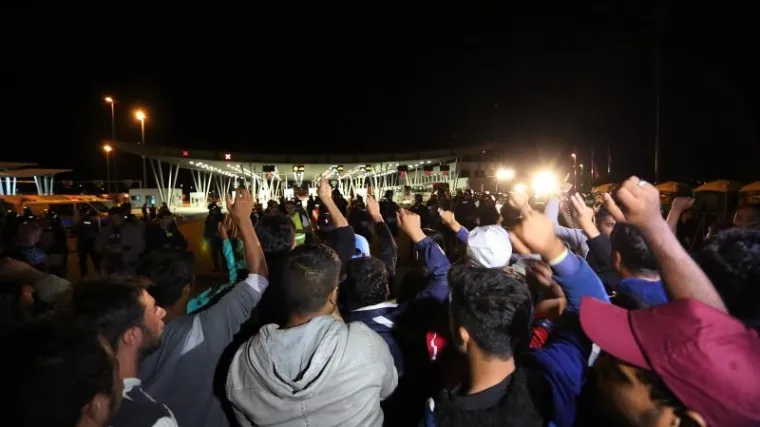 Izbjeglice u potpunosti blokirale promet preko graničnog prijelaza na Bregani