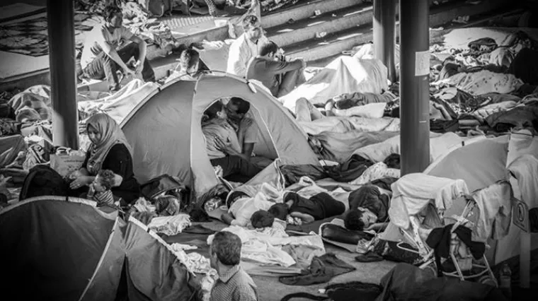 Fotografija koja govori vi&scaron;e od tisuću riječi: unatoč kaosu, ovaj par izbjeglica prona&scaron;ao je vremena za ljubav!