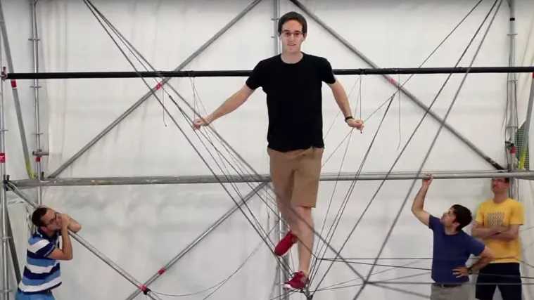 Pogledajte kako kvadrokopteri grade viseće mostove!