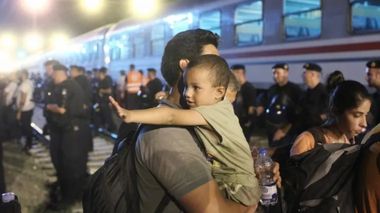 Fenomenalan uspjeh kampanje za izradu nosiljki za djecu migranata