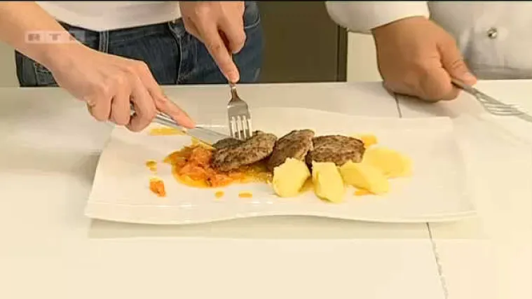 Naša Edita je danas s Brankom pripremala slasne polpete u šalši s pire krumpirom!