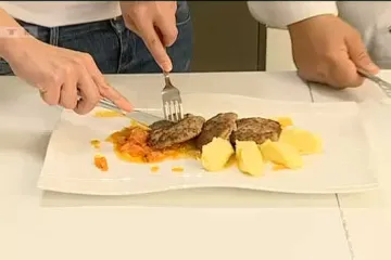 Naša Edita je danas s Brankom pripremala slasne polpete u šalši s pire krumpirom!