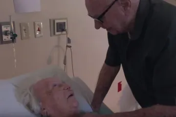 U zadnjim trenucima života muž starici pjevao pjesmu njihove mladosti
