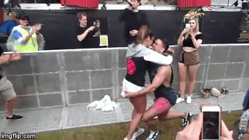 Zaprosio pa za&scaron;latao curu usred rave koncerta