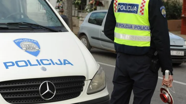 Krijumčare duhana policajci ganjali od Siska do Popovače: mladić im ponudio tisuću kuna da ih ne prijave