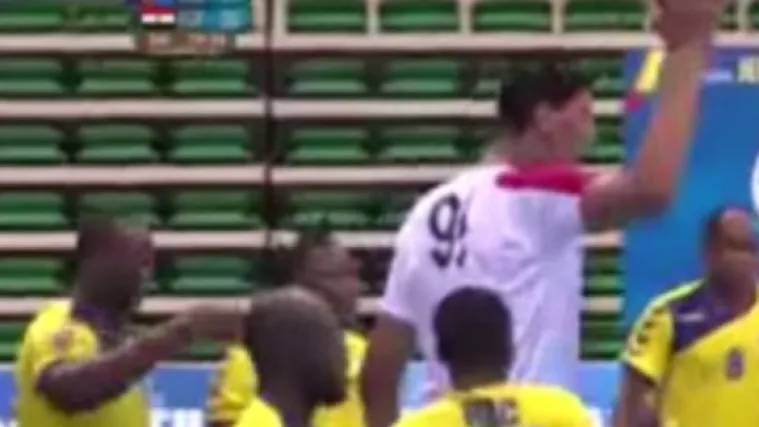 Pored ovog diva i Igor Vori izgleda kao dijete!