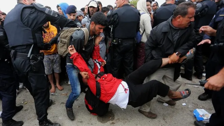 "Migrante nismo vraćali u Srbiju, a policija je spasila život djeci u naguravanju"