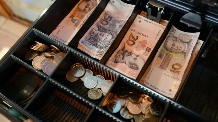 Prosječna plaća u srpnju iznosila je 5716 kuna